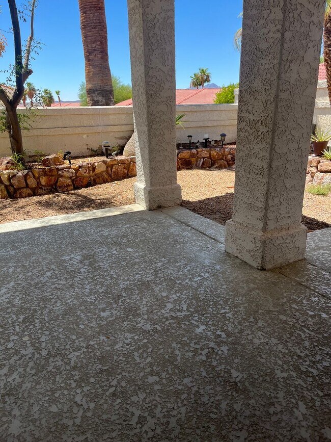 Building Photo - 3 Bed, 2 Bath in Gated Community with Lake...