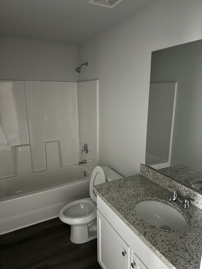 Building Photo - 119 Red Oak Trl