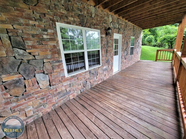 Foto del edificio - 647 Junaluska Rd