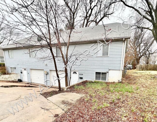 Building Photo - Beautiful 4 Bed Duplex in Independence-Ava...