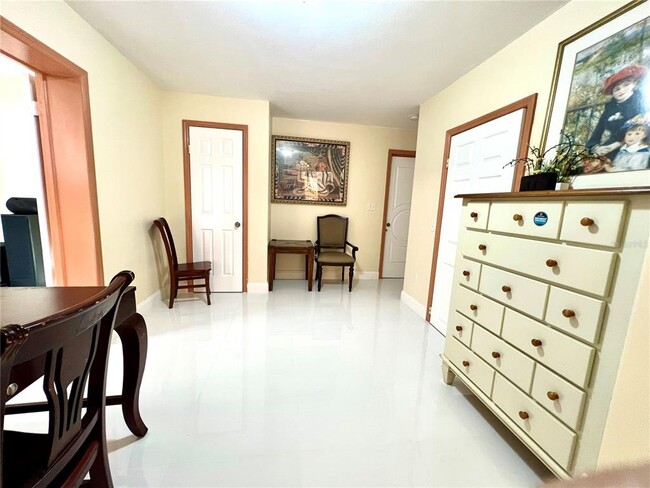 Foto del edificio - 5009 Deauville Dr