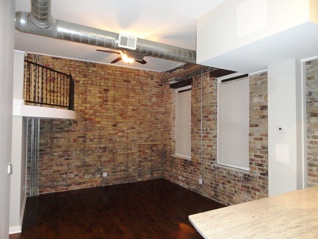 Building Photo - 2101 N Hoyne Ave