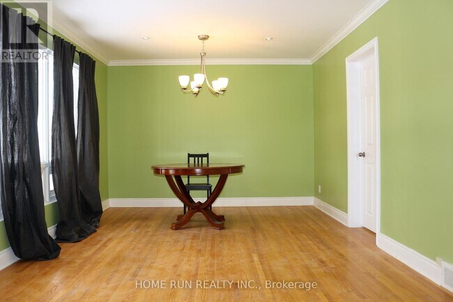 Photo du bâtiment - 1000 Debra Ave