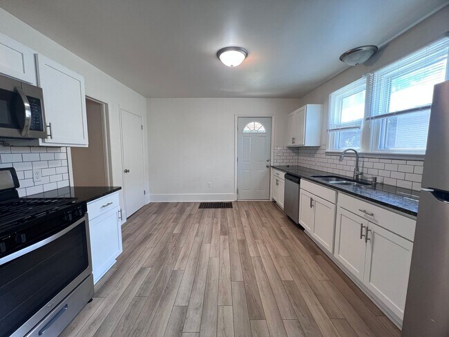 Foto del edificio - Updated Three Bedroom Home on the NE side ...