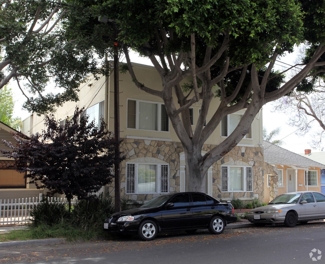 Building Photo - 1424 E Appleton St