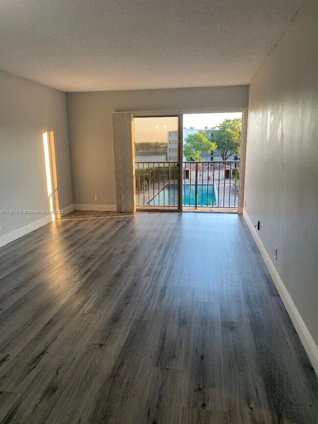 Foto del edificio - 8620 N Sherman Cir
