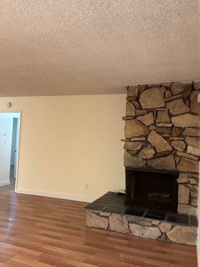 Building Photo - Newport Ave