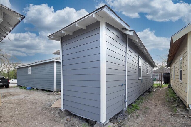 Building Photo - 1321 Bayou St