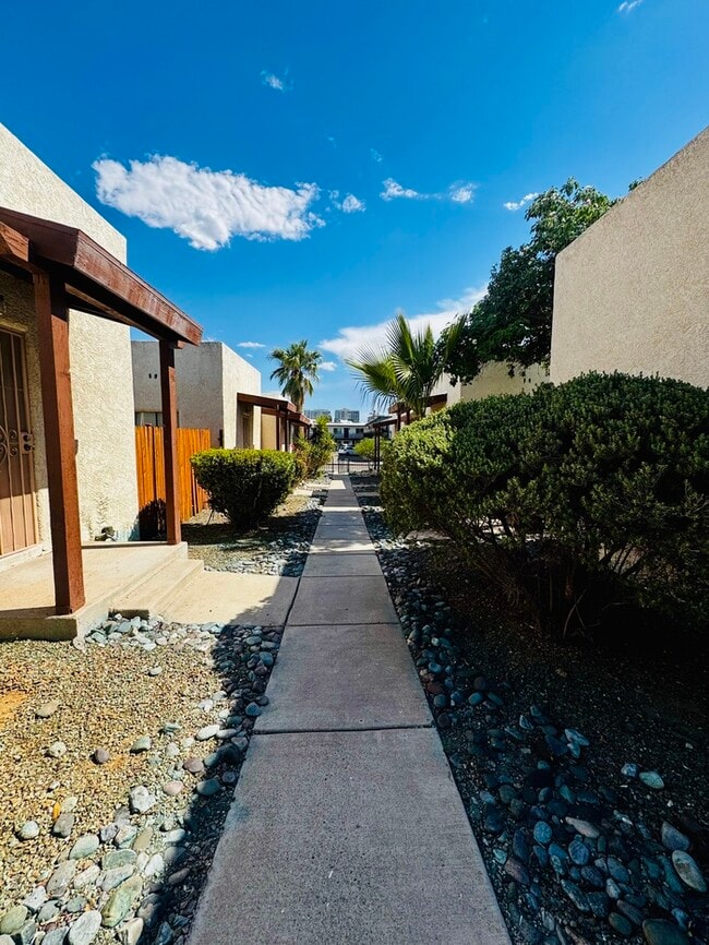 Building Photo - FOR RENT