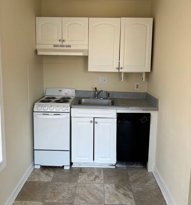 Building Photo - NOW LEASING — Bungalow Tiny Home In Winston-Salem!