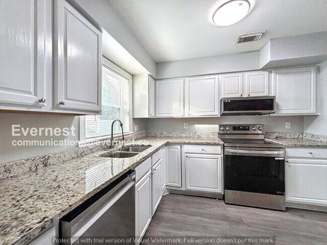 Building Photo - Spacious 4 Bed, 2 Bath Home with Off-Street Parking and Hookups