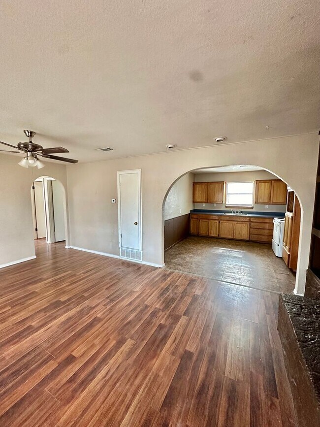 Foto del edificio - COMING MAY 2026 - Spacious & Centrally Located 3-Bedroom 2-Bathroom Home!