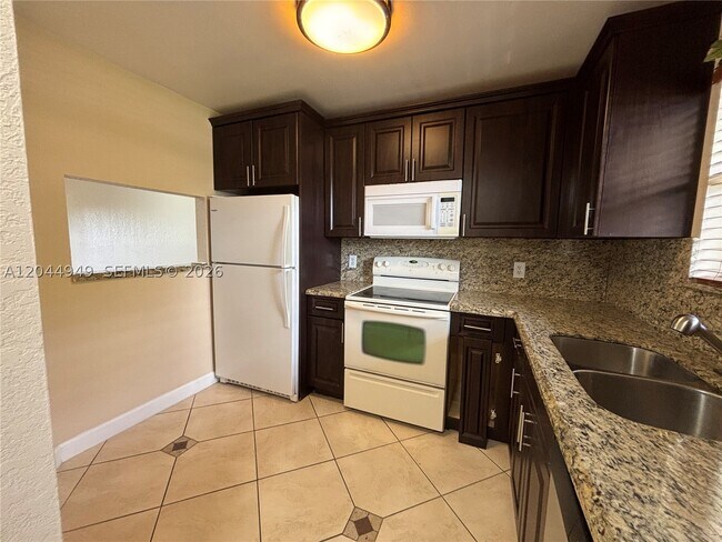 Building Photo - 21909 Lake Forest Cir