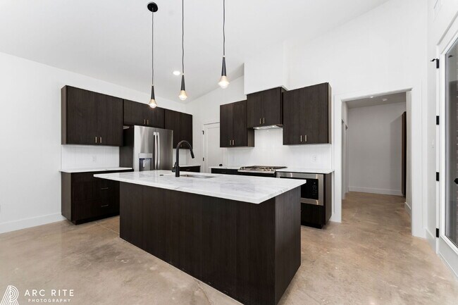 Foto del edificio - Pre-Leasing Fall of 2026!! Luxury Homes!!