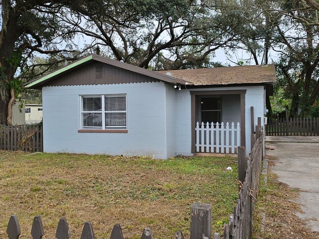 Foto del edificio - Adorable 2 Bedroom 1 Bath Home in Lakeland...