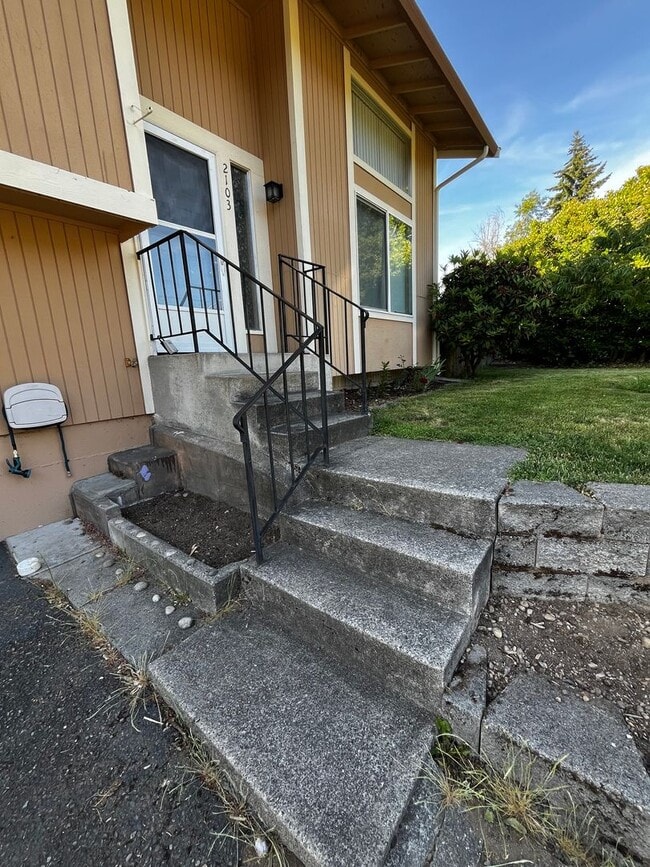 Building Photo - Quiet 3 bedroom, 1.5 bath and 1 car garage...