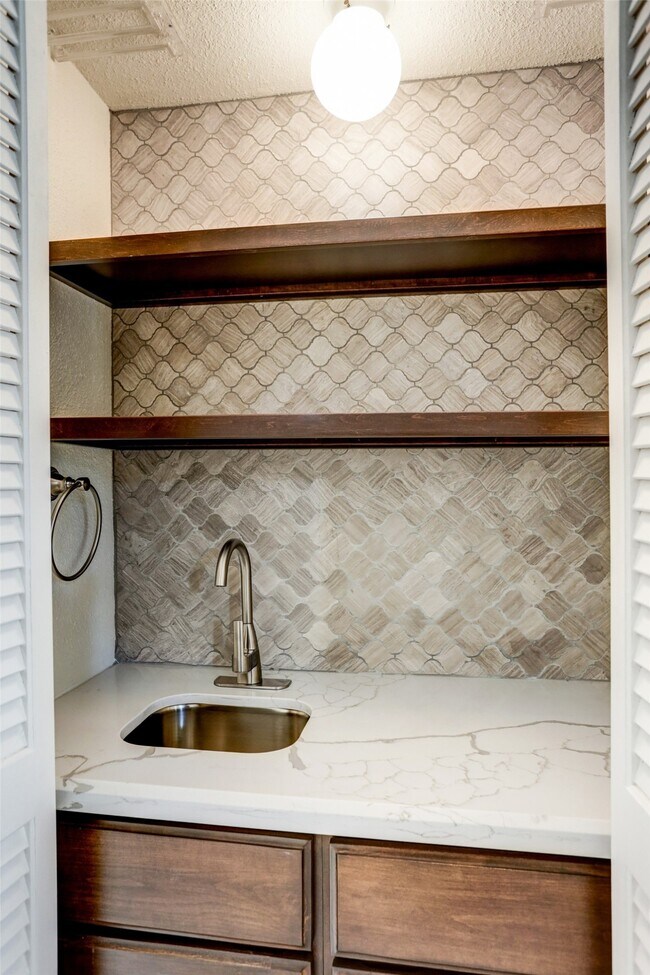 Foto del edificio - 1881 Bering Dr