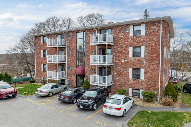 25-37 Hosmer Street se encuentra en Marlborough, Massachusetts. - Marlborough Court Condominium