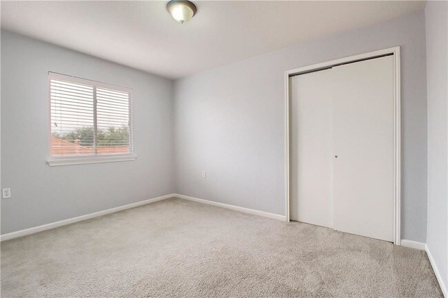 Foto del edificio - 5237 Krueger Ln