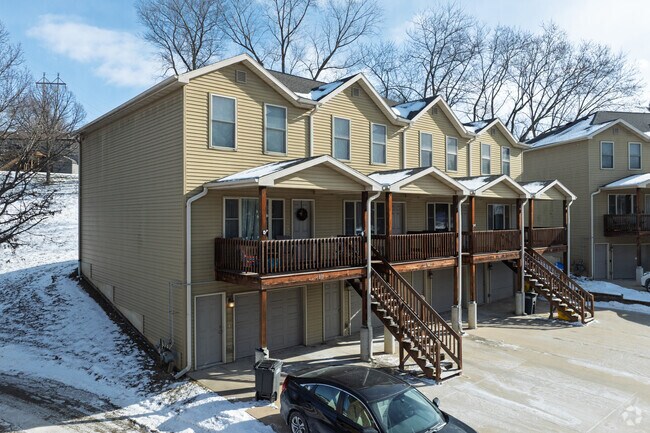 Foto del edificio - Hawkeye Townhomes