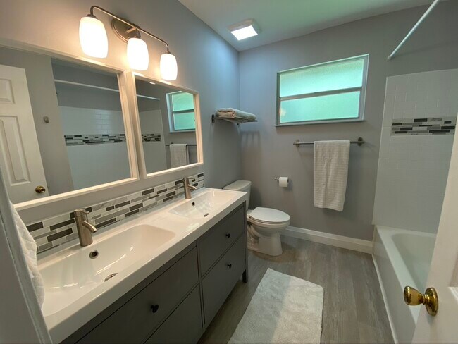 Main bathroom - 8625 E Beechfern Ln