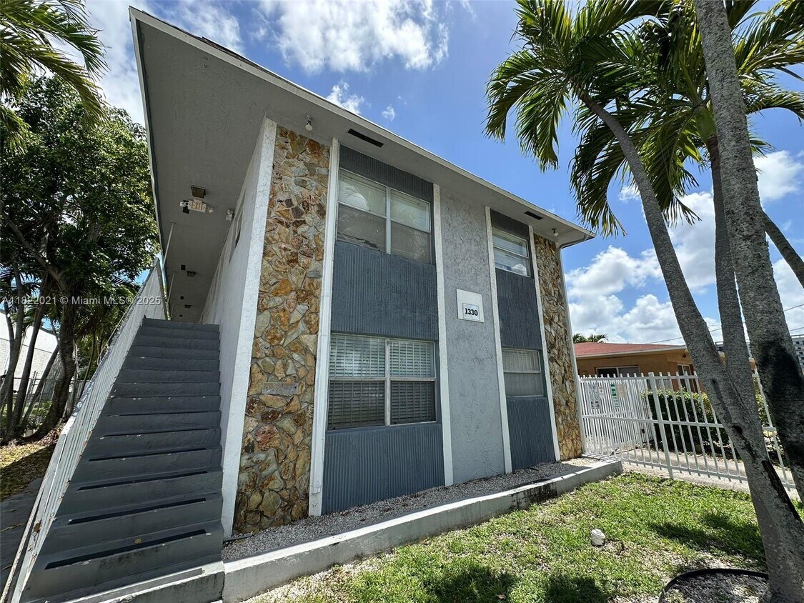Foto principal - 1330 NE 127th St