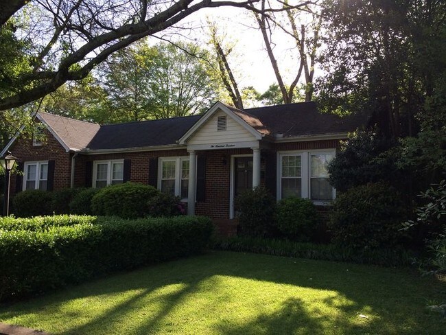 Foto del edificio - N. Main Area 2BR House with Fenced Yard