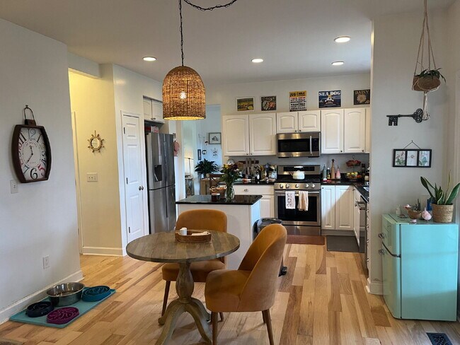 Building Photo - "Spacious 4-Bedroom Retreat with Modern Comforts on Settlers Way, Nashville!" Fenced Backyard!