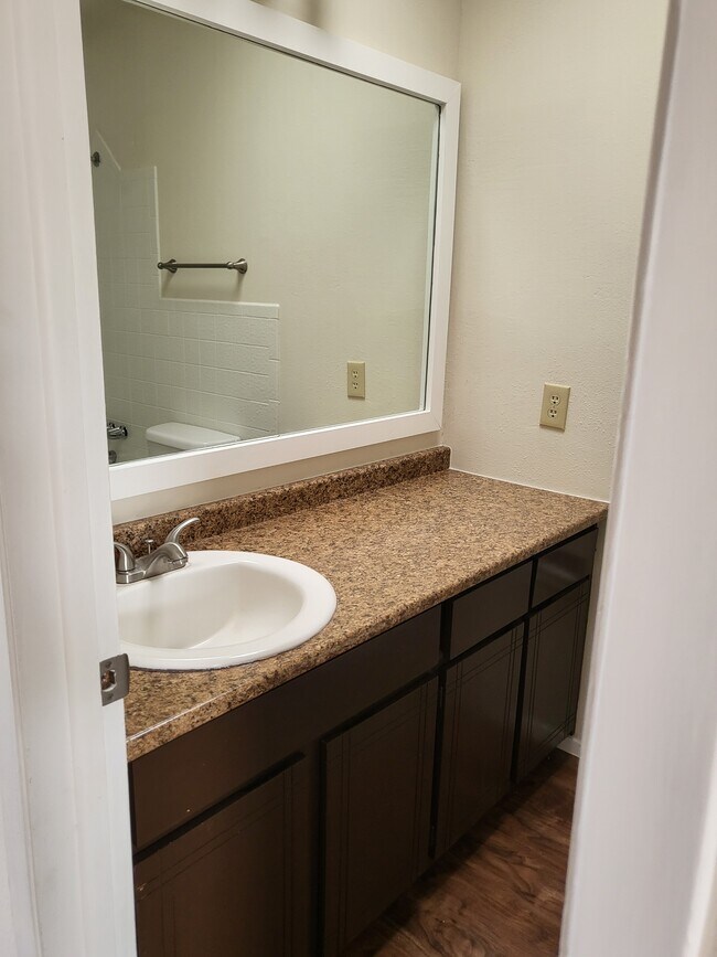 Foto del edificio - 3453 Hollyglen St