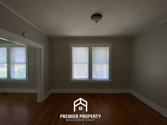 Foto del edificio - Vibrant 3BR Home near Midtown Memphis | Fireplace, Hardwood Floors & Fenced Yard