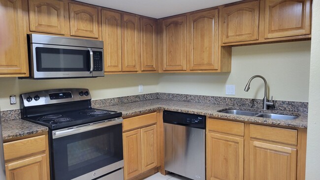 Foto del edificio - Annual unfurnished 2/1 half duplex in Sara...
