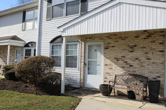Building Photo - 82 Cliffwood Ave W