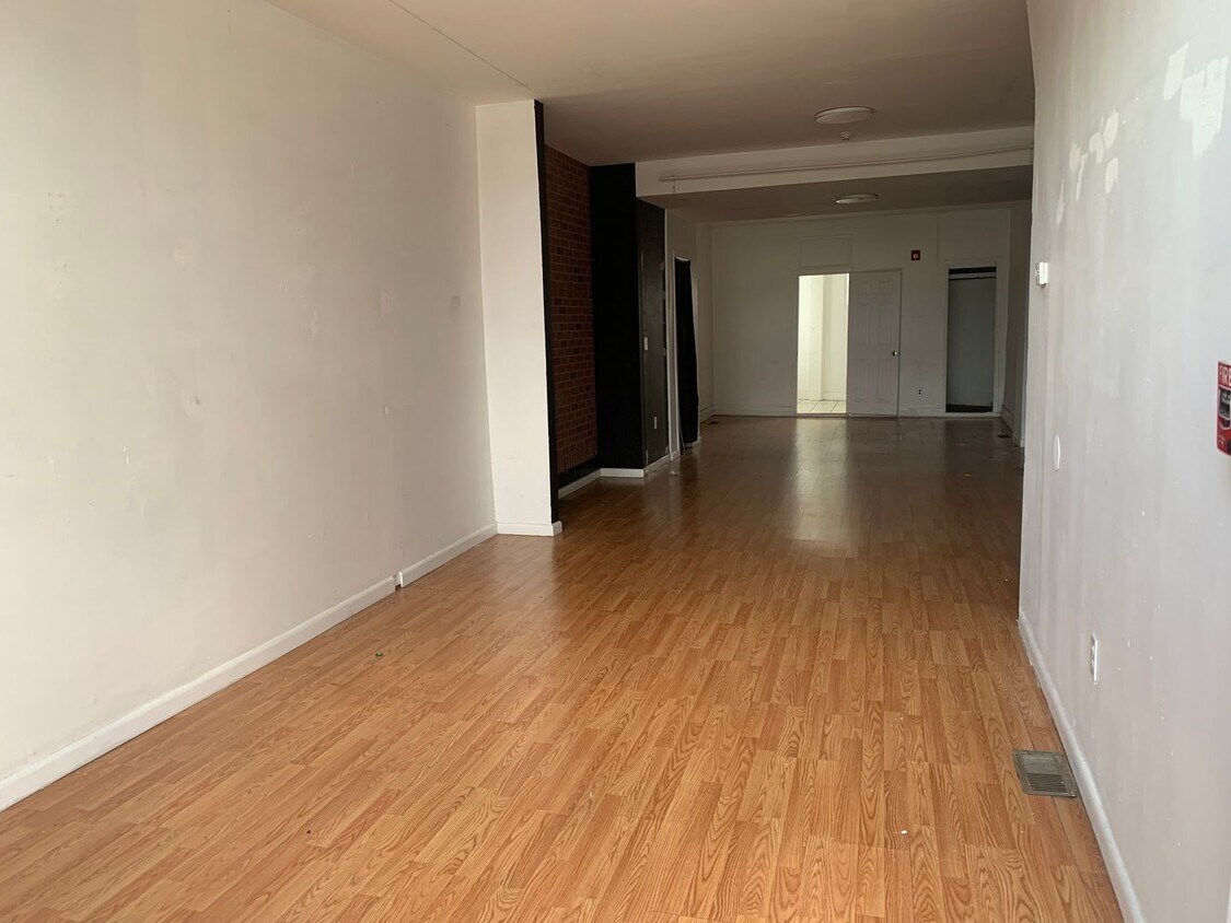 Foto del edificio - Prime Commercial Space on Girard Ave