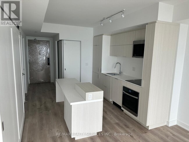 Building Photo - 370 Martha St