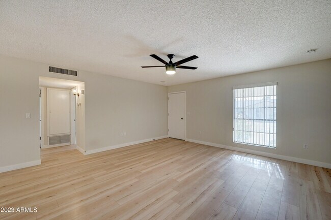 Foto del edificio - 10144 W Cheryl Dr