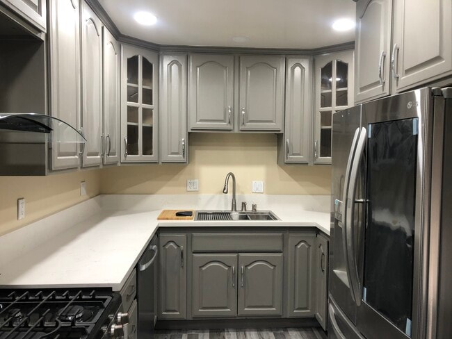 Fully upgraded kitchen - 1809 Michigan Ave