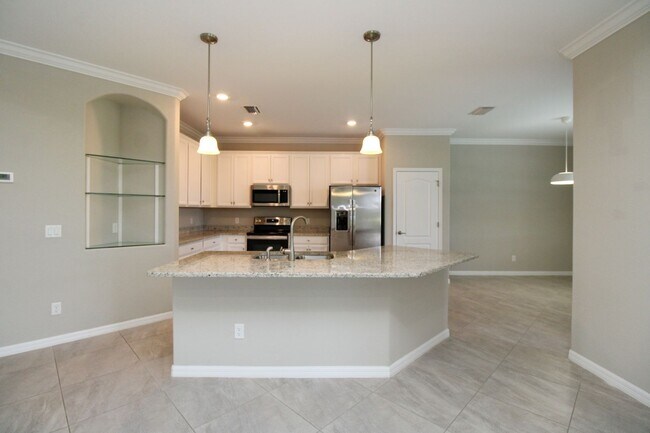 Building Photo - Spacious 4-Bedroom Pool Home in a Prime Ne...