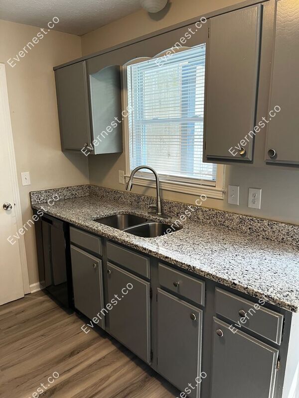 Building Photo - 483 Ellenwood Dr