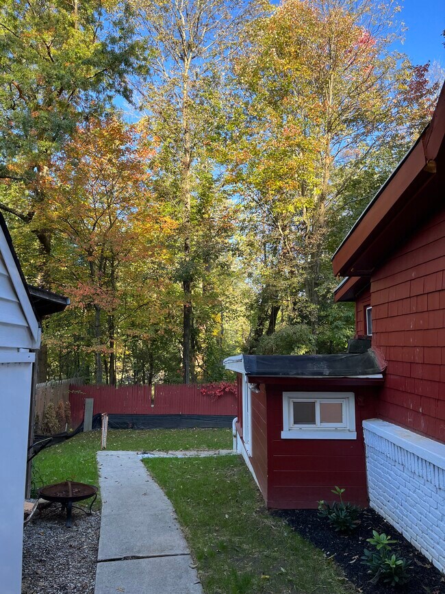 Building Photo - 8 Dixon Ln