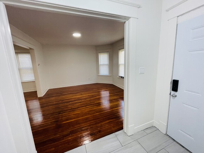 Entrance + Smart Lock - 1086 Baker Ave