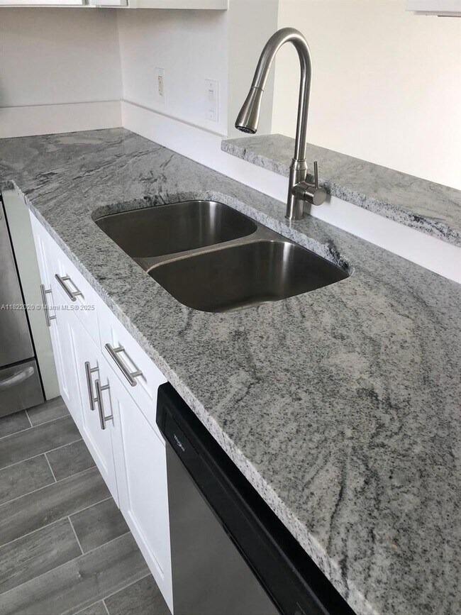 Foto del edificio - 8550 N Sherman Cir