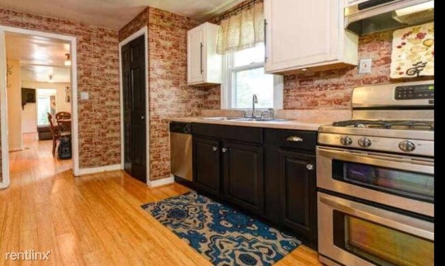Building Photo - 3 br, 1 bath House - 305 Justice Ave