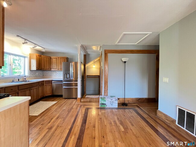 Building Photo - 553 Townsend Ave
