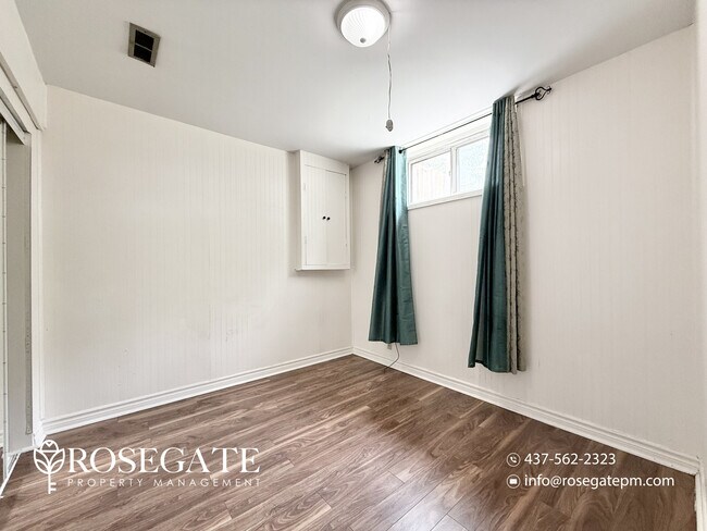 Photo du bâtiment - All-Inclusive 2-Bedroom Corner Basement Apartment – Pet Friendly – Scarborough