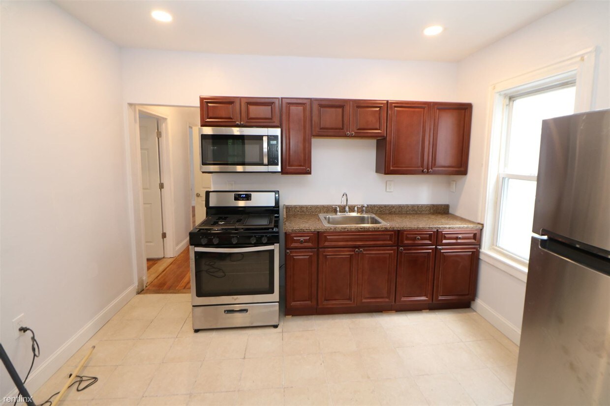 Foto principal - 4 br, 1 bath Apartment - 45 Wolcott St