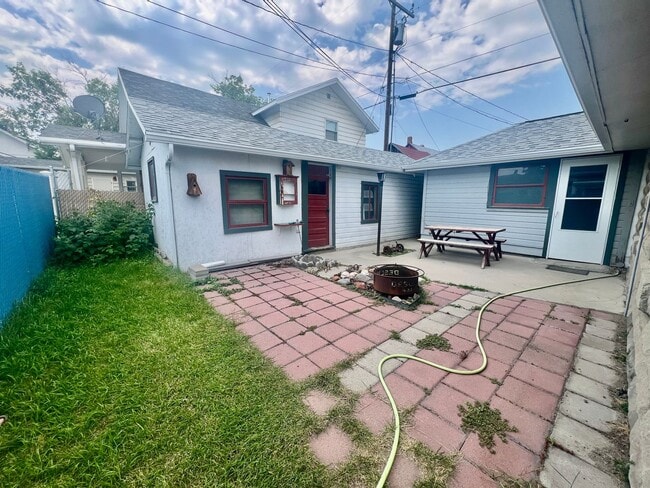 Building Photo - Pet Friendly 2 Bed 1 Bath House With Fence...