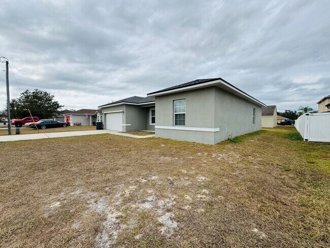 Foto del edificio - AMAZING 4 Bedroom, 2 Bathroom in Poinciana!!
