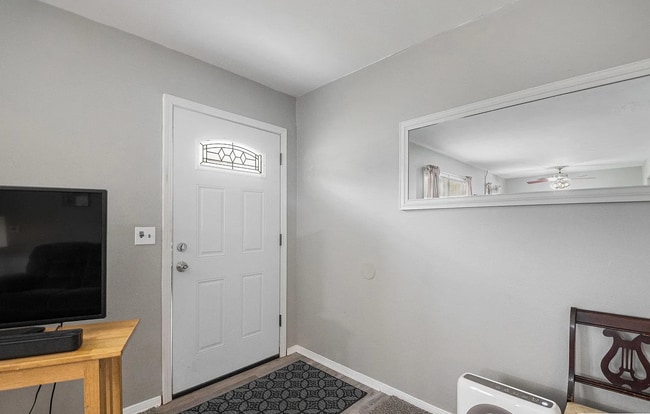 Building Photo - 520 S 70th St