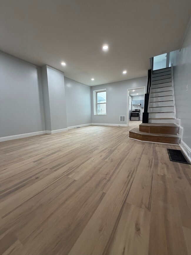 Building Photo - 644 E Madison St