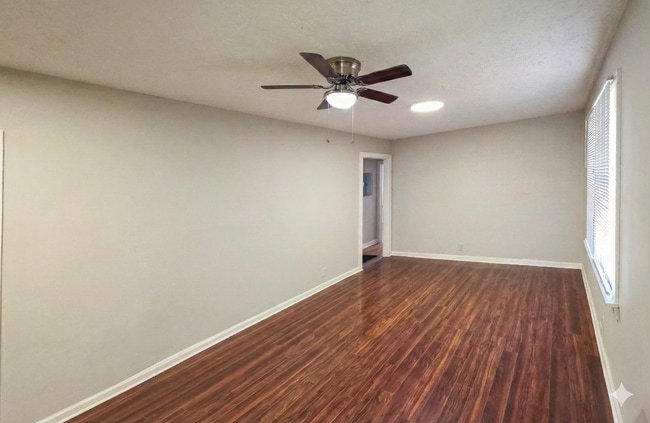 Building Photo - 2045 White Oak Cir